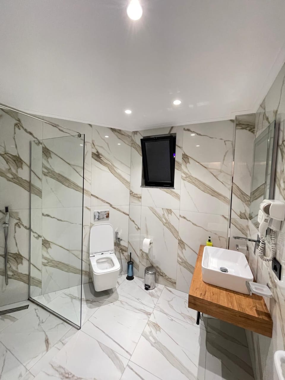 Shower, Toilet, Bathroom, bidet, towels