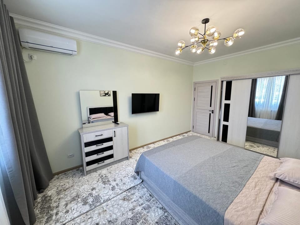 Bed, TV and multimedia, Bedroom, wardrobe