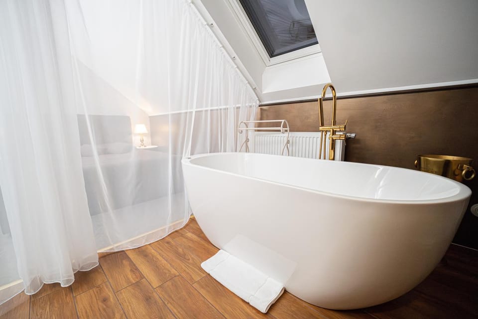 Bed, Hot Tub, Bathroom