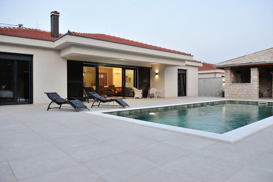 Property building, Patio, Day, Pool view, Swimming pool, sunbed