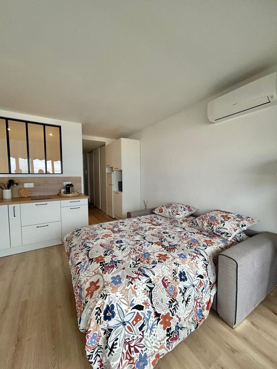 Bed, Kitchen or kitchenette, Living room, Seating area, oven, wardrobe