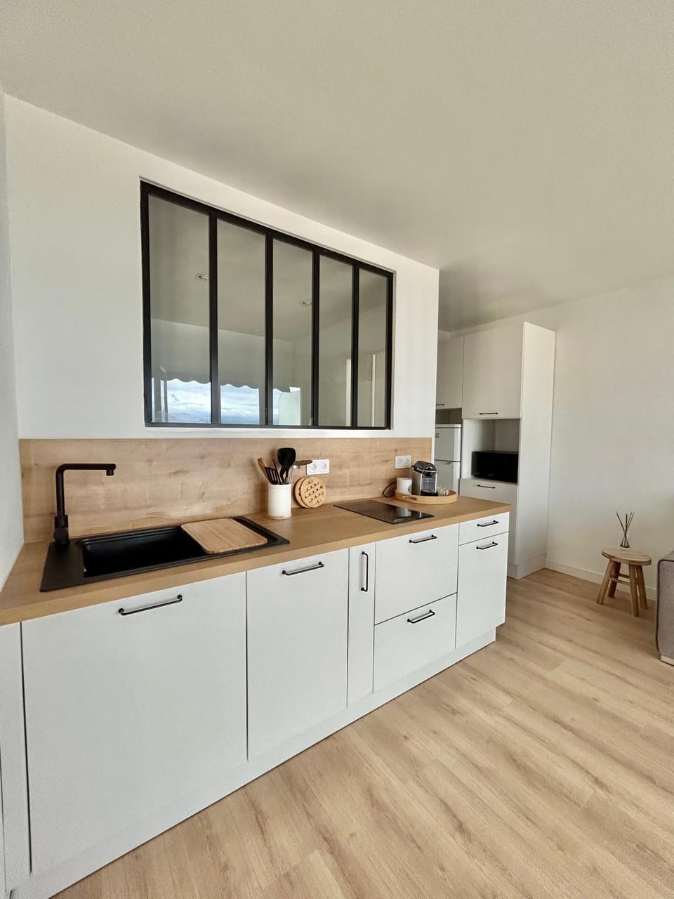 Kitchen or kitchenette, dishwasher, stove