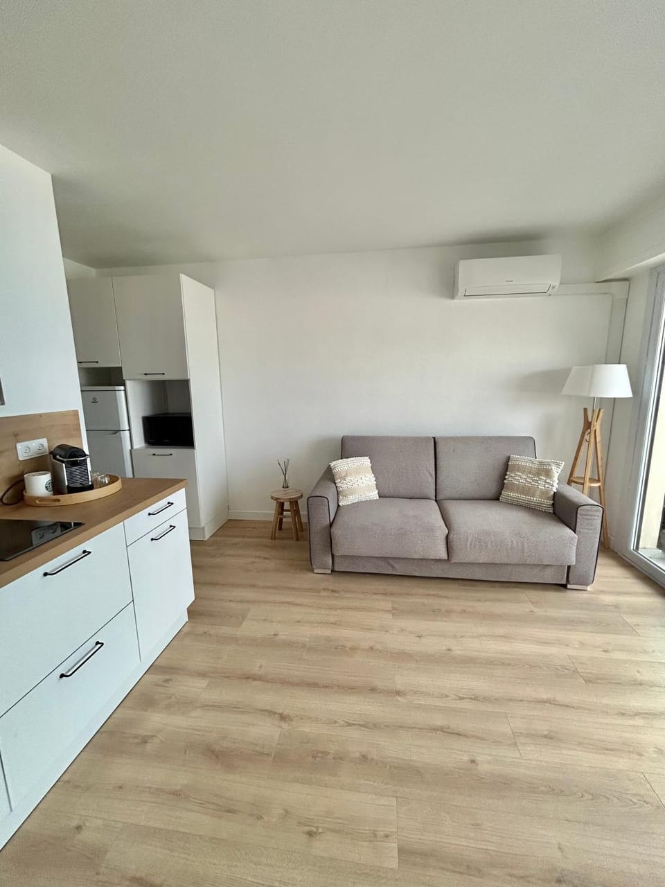 Kitchen or kitchenette, Living room, Seating area