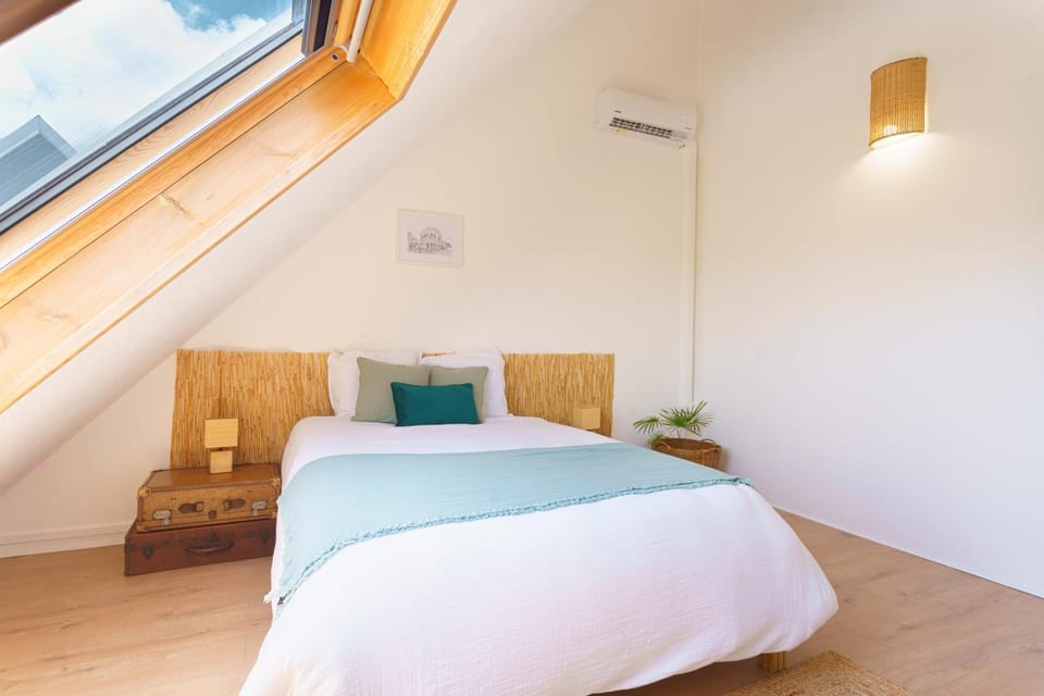 Bed, Photo of the whole room, Bedroom, air conditioner