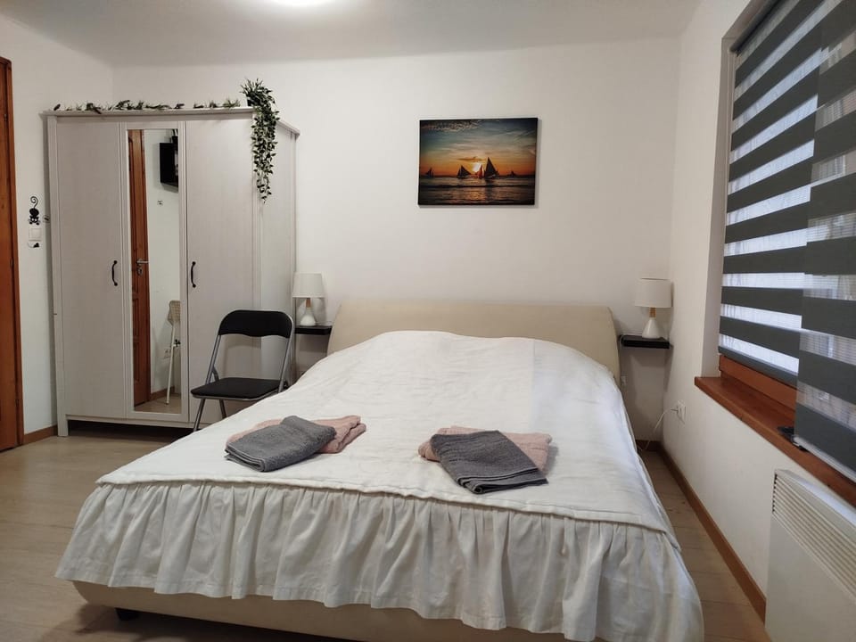 Bed, Photo of the whole room, Bedroom, towels