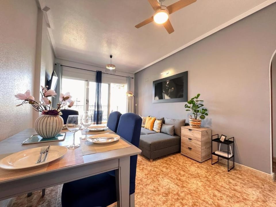 Communal lounge/ TV room, TV and multimedia, Living room, Seating area, Dining area, Evening entertainment