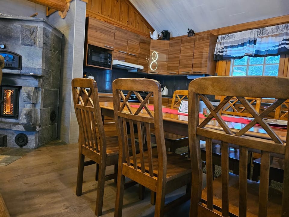 Kitchen or kitchenette, Dining area, fireplace, pet friendly