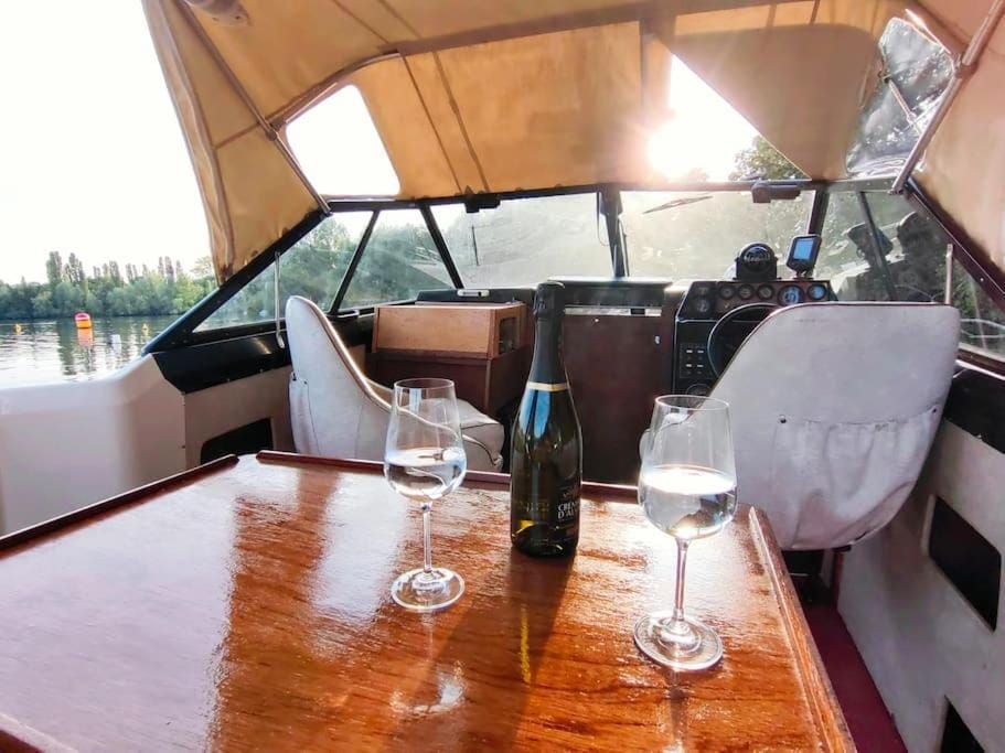 Wake Port Boat, ubytování na lodi Docked boat in Saxony
