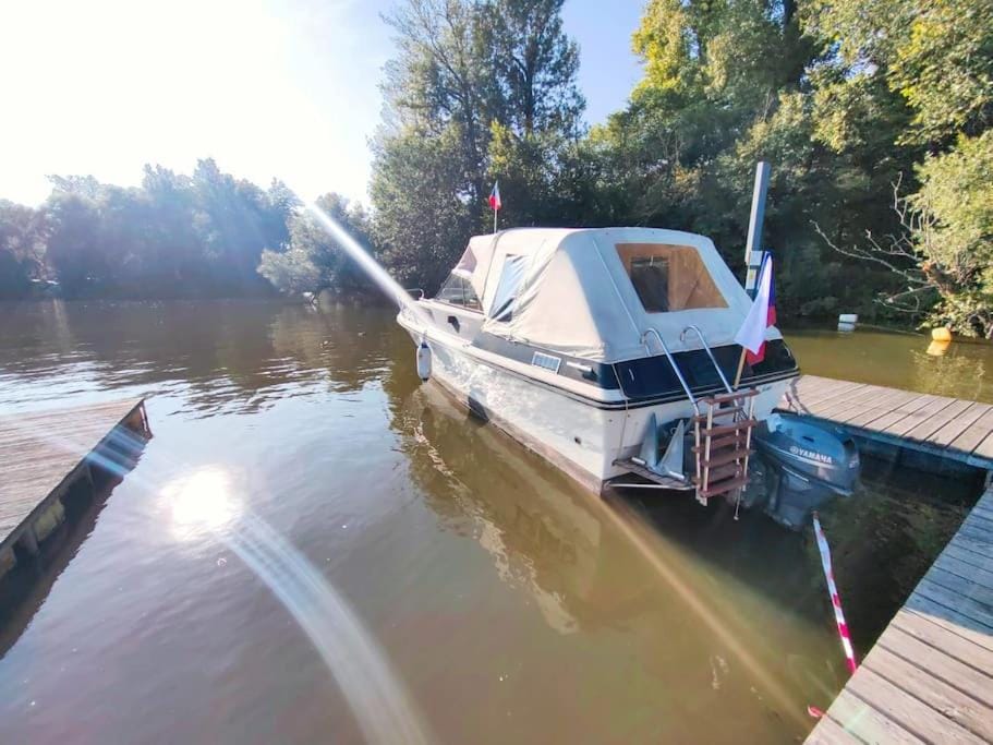 Wake Port Boat, ubytování na lodi Docked boat in Saxony