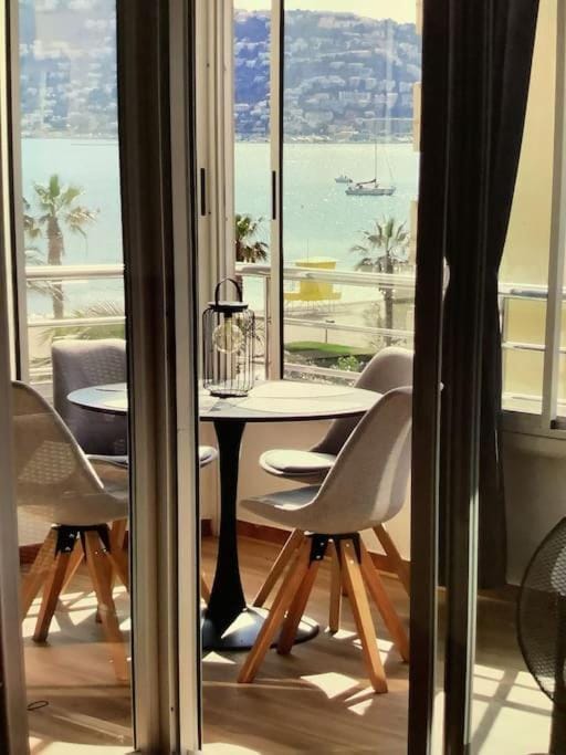Spacieux Appartement Rose front mer et piscine Apartment in Roses