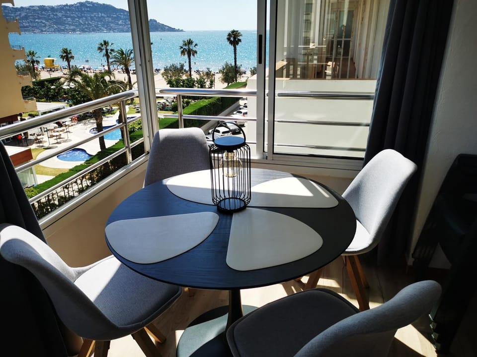 Spacieux Appartement Rose front mer et piscine Apartment in Roses