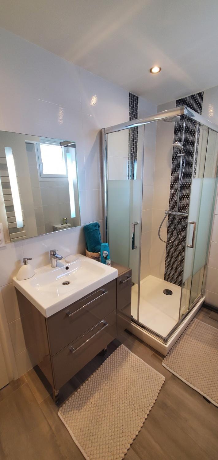 Shower, Bathroom, towels