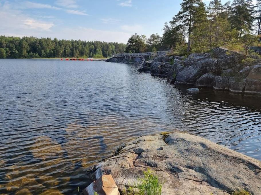 Fridfullt läge, stuga med sjöutsikt House in Västra Götaland County