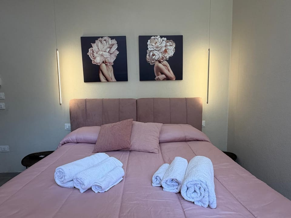 Bed, Bedroom, towels