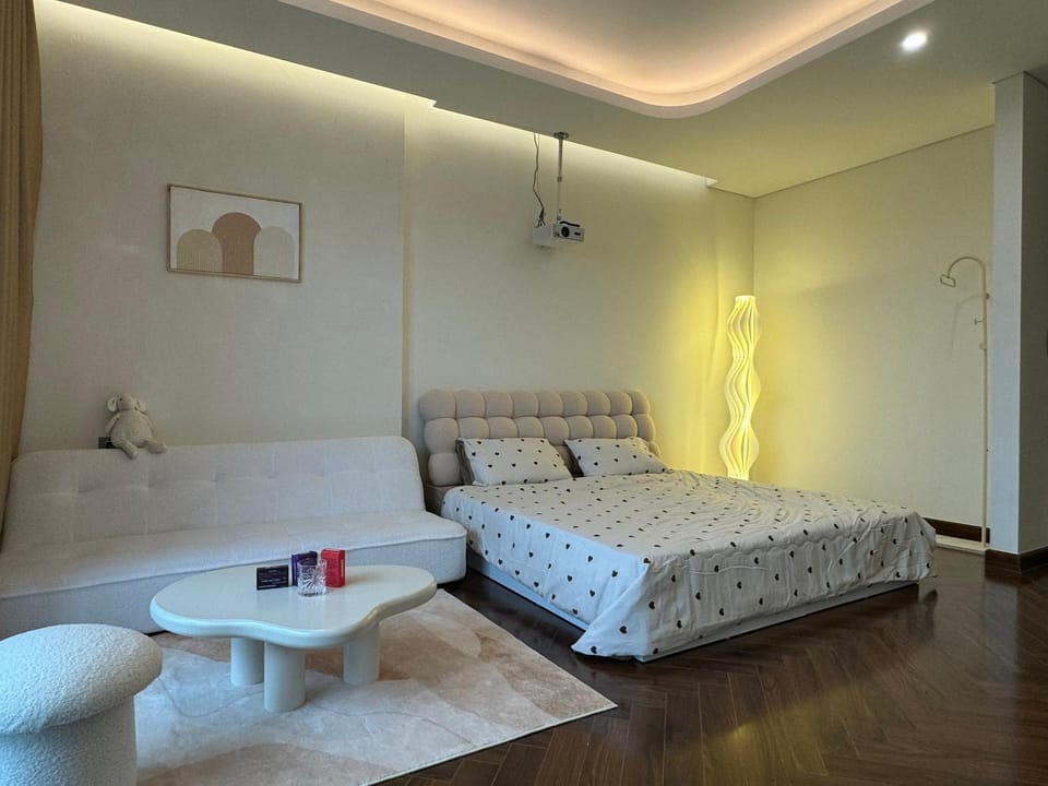 Bed, Photo of the whole room, Seating area, Bedroom