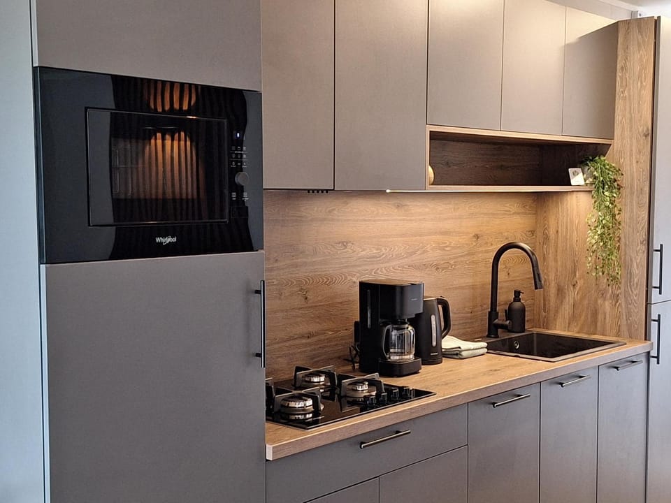 Coffee/tea facilities, Kitchen or kitchenette, stove, toaster