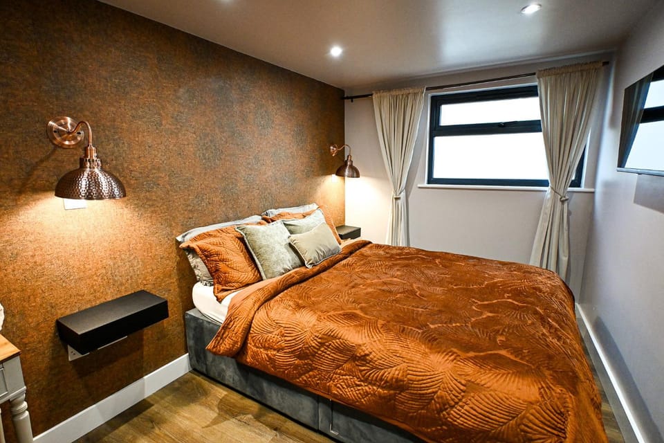 The Hideout - private luxury cabin near the sea with spa, patio area, and parking Cabin in Hythe