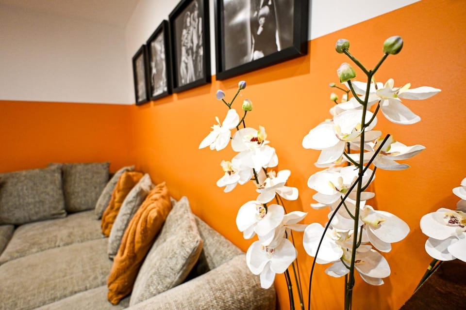 The Hideout - private luxury cabin near the sea with spa, patio area, and parking Cabin in Hythe
