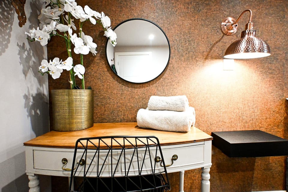 The Hideout - private luxury cabin near the sea with spa, patio area, and parking Cabin in Hythe