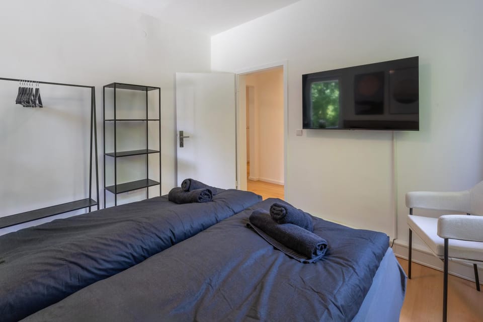 Bed, TV and multimedia, Photo of the whole room, Bedroom, wardrobe