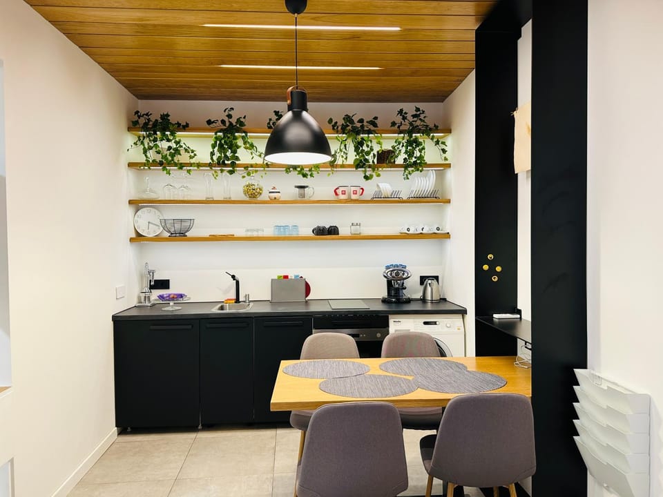 Restaurant/places to eat, Living room