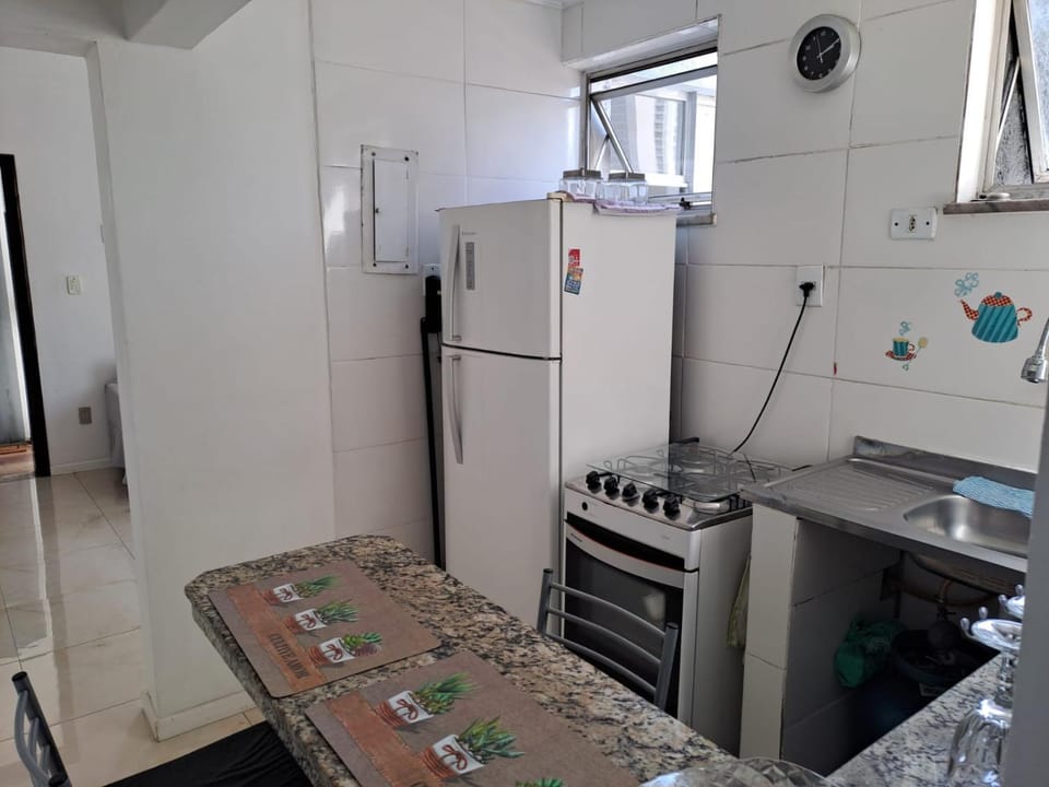 Kitchen or kitchenette, minibar, oven, stove