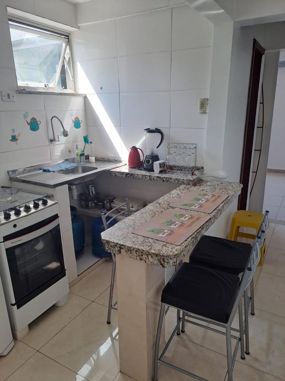 Kitchen or kitchenette, Dining area, minibar, oven, stove
