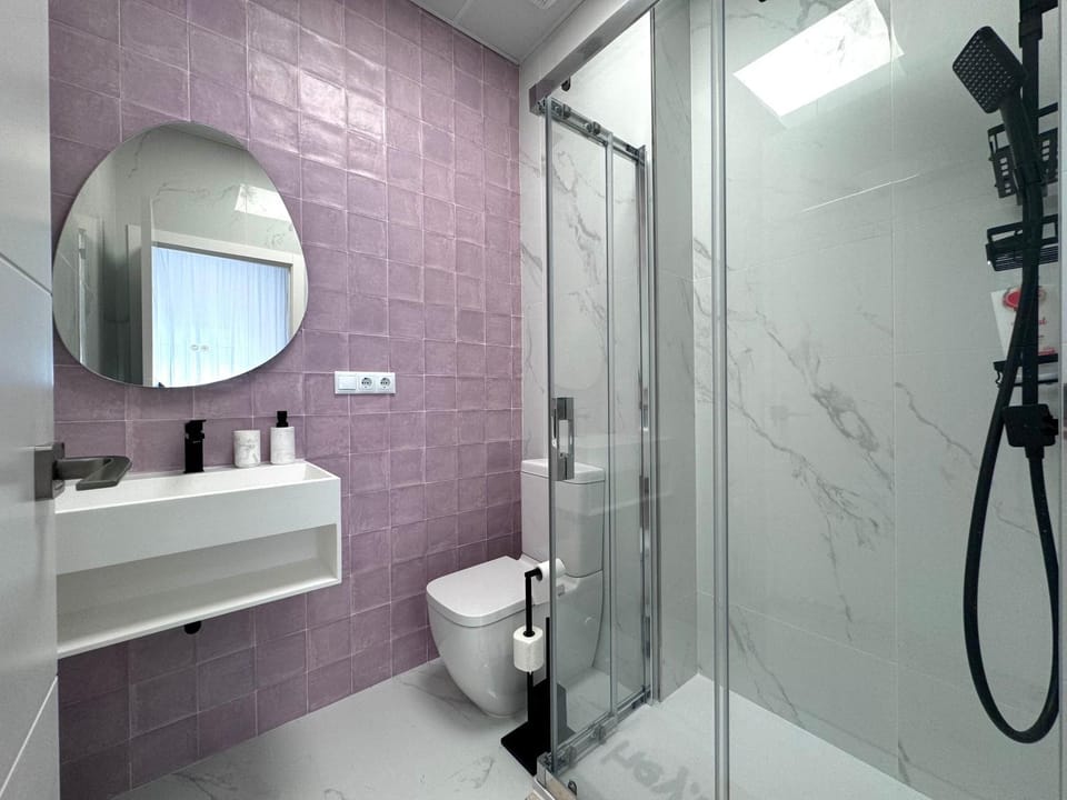 Shower, Toilet, Bathroom, towels