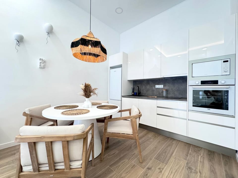 Kitchen or kitchenette, Dining area, oven, stove
