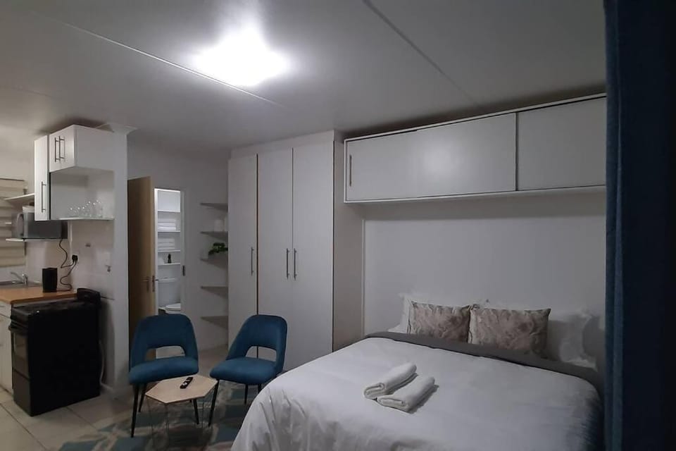 Bed, Kitchen or kitchenette, Bedroom, oven, stove