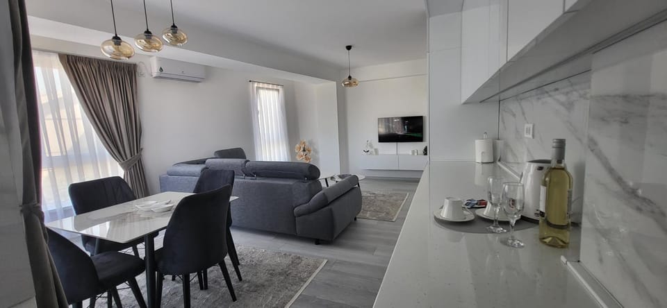 TV and multimedia, Kitchen or kitchenette, Living room, Seating area, Dining area