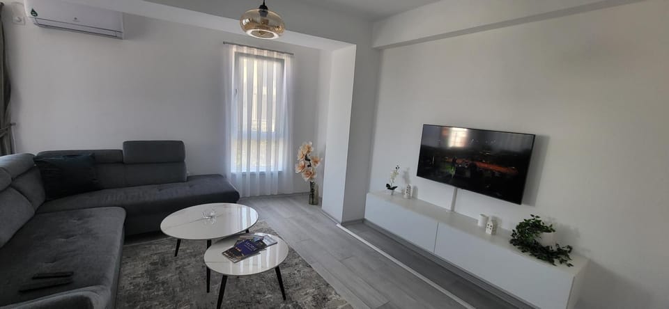 Communal lounge/ TV room, TV and multimedia, Living room, Seating area, air conditioner
