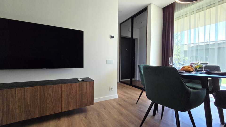 Communal lounge/ TV room, TV and multimedia, Living room, Seating area, Dining area