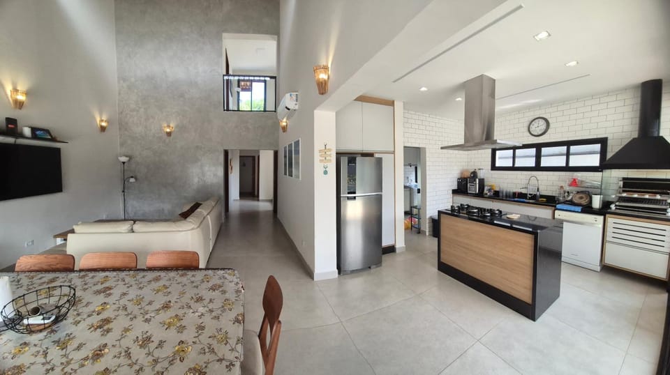 50m praia Cond pé na areia Alto padrao 4 suites Pisc Aquecida Segur 24h Costa do sol Guaratuba Bertioga prox Riviera House in Bertioga