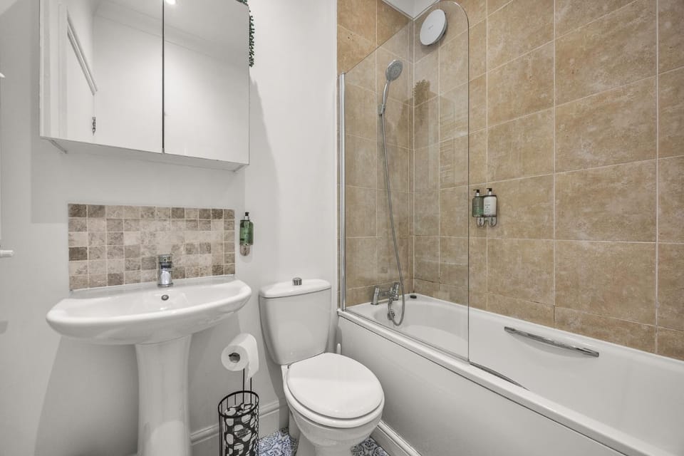Shower, Toilet, Bathroom, Bath, towels