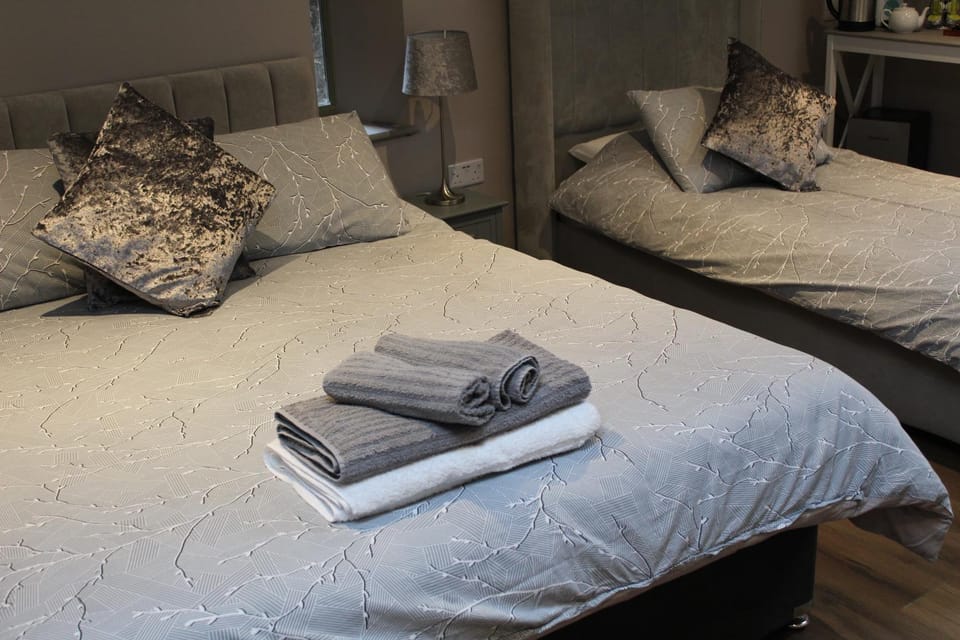 Bed, Bedroom, Family, towels