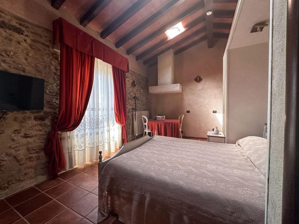 Bed, TV and multimedia, Photo of the whole room, Bedroom