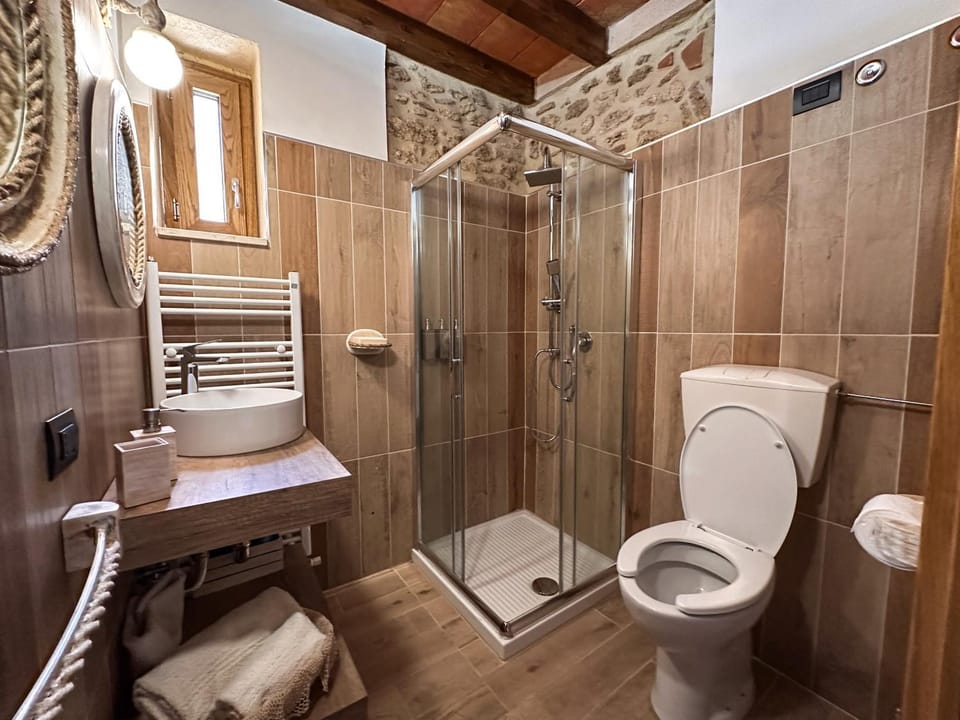 Shower, Toilet, Bathroom, bidet, towels