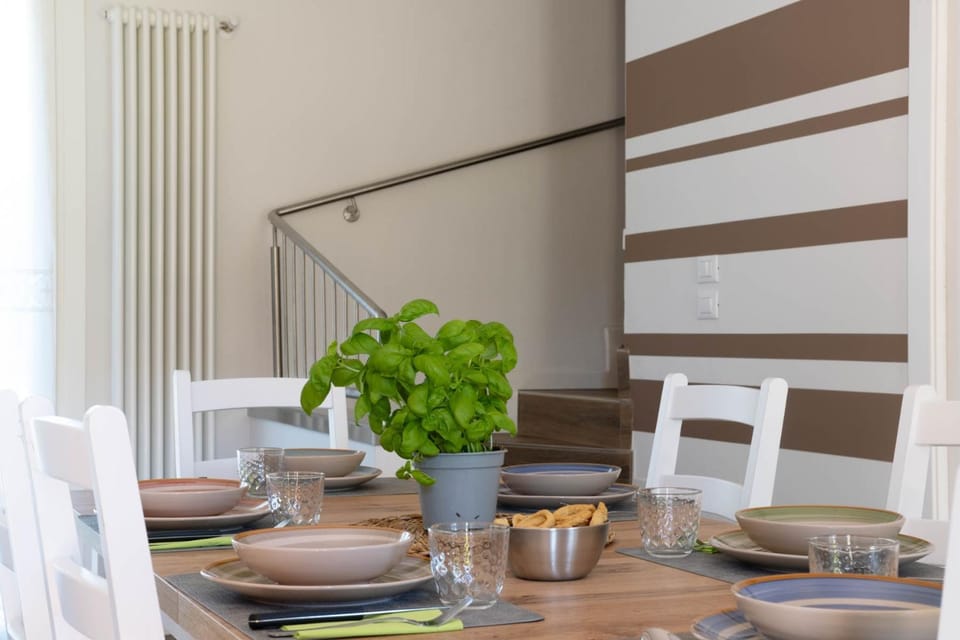 Living room, Food and drinks, Seating area, Dining area, Food