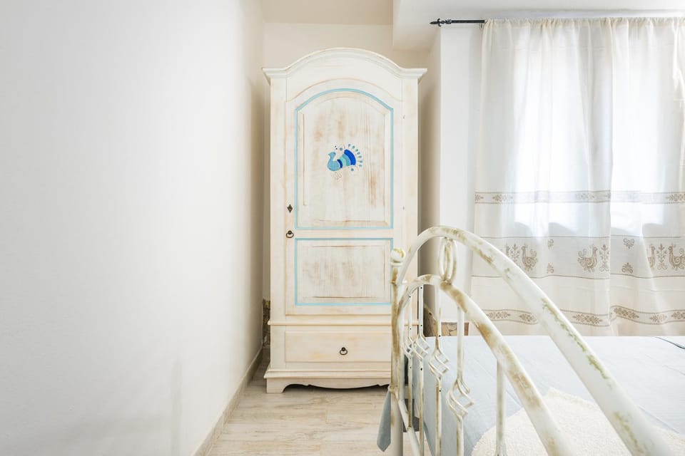 Bed, Photo of the whole room, Bedroom, cot