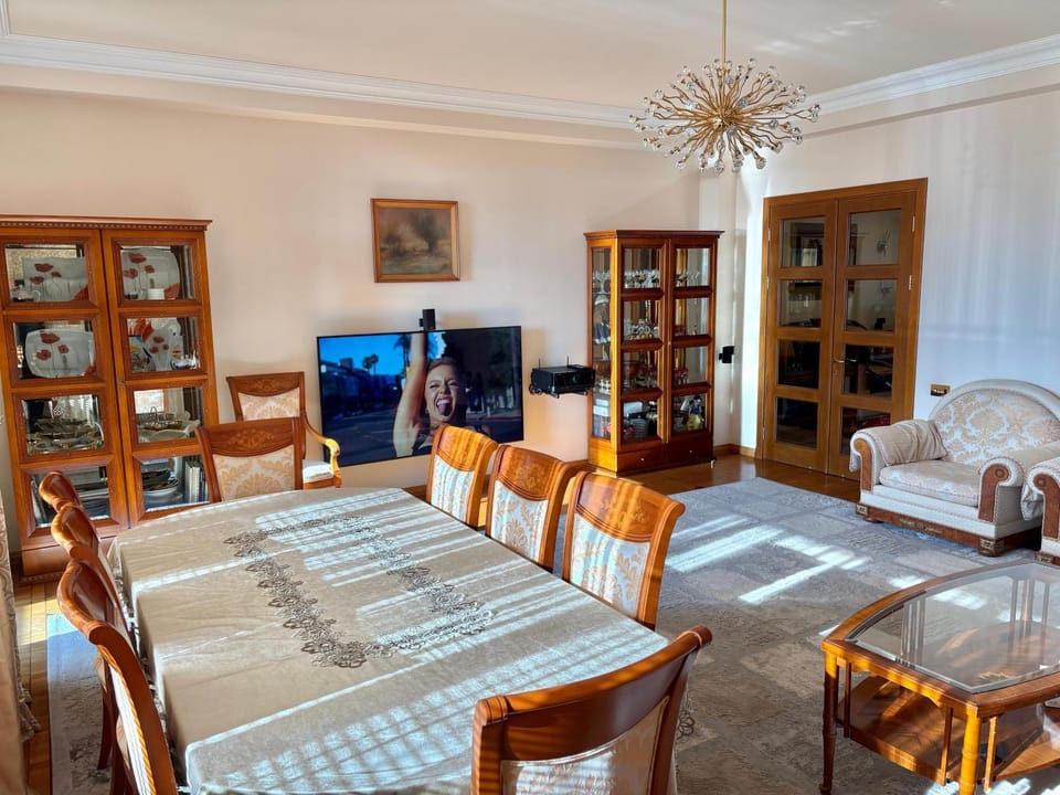 Seating area, Dining area