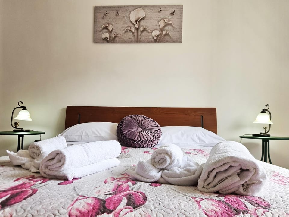 Bed, Photo of the whole room, Bedroom, towels