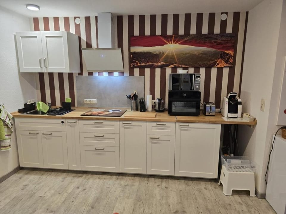 Coffee/tea facilities, Kitchen or kitchenette, oven, stove, toaster