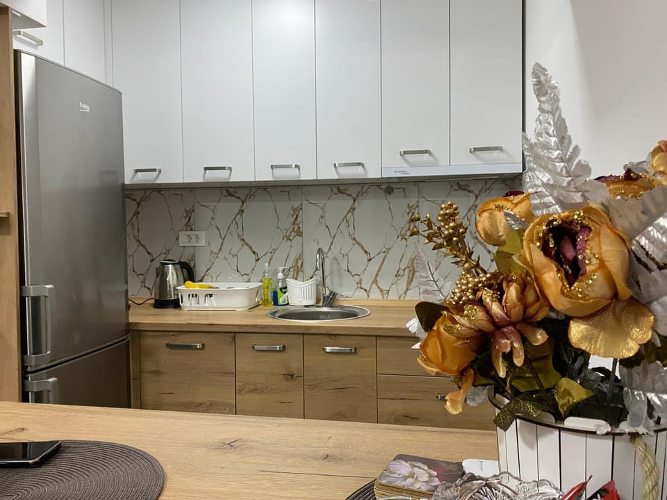 Kitchen or kitchenette, Food, minibar