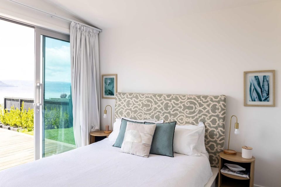 Jandals & Joy Lakefront Retreat House in Rotorua
