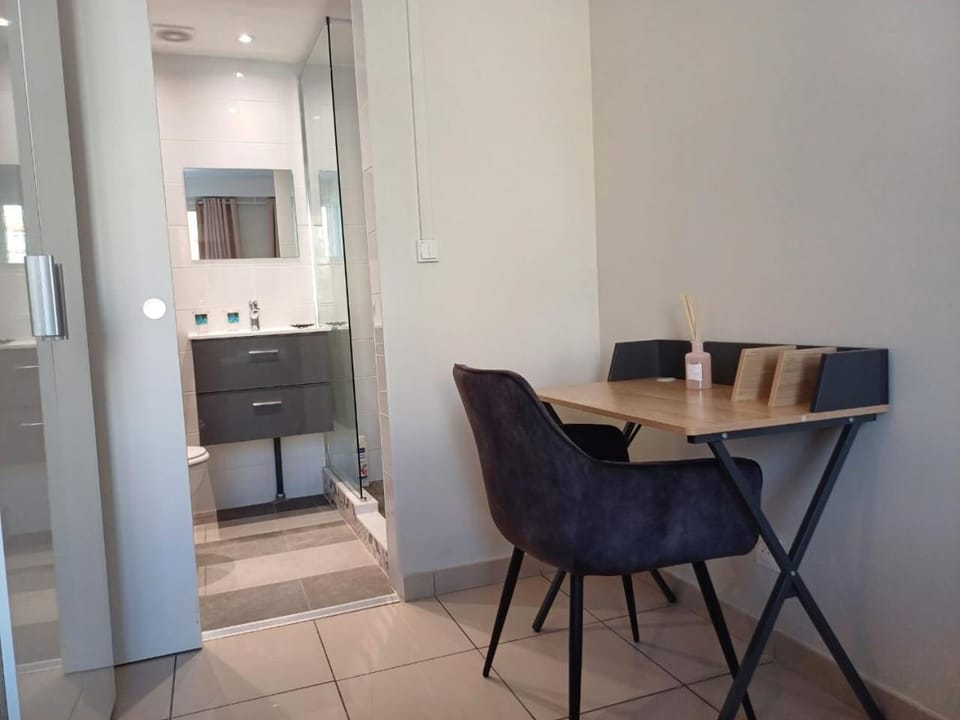 Bathroom, Seating area