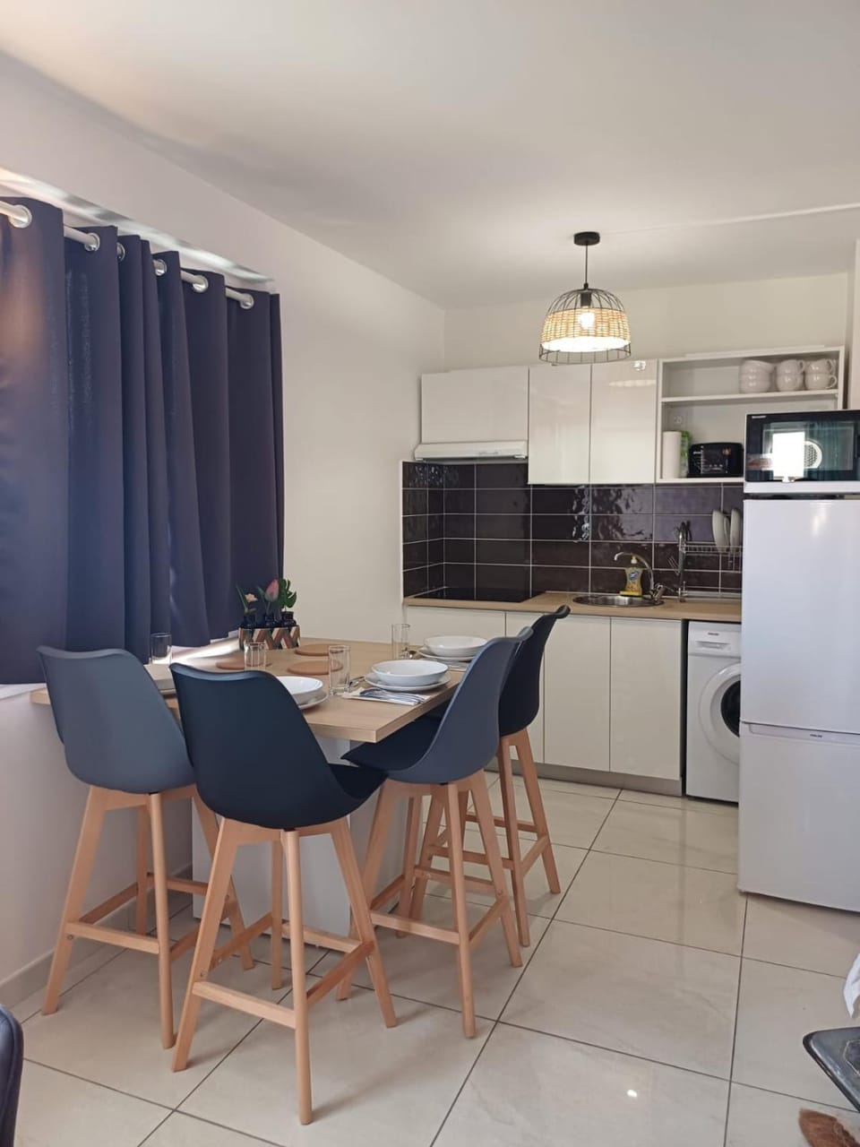 Kitchen or kitchenette, Dining area, minibar, oven, stove
