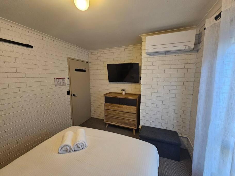 Bed, TV and multimedia, Photo of the whole room, Bedroom, towels, air conditioner