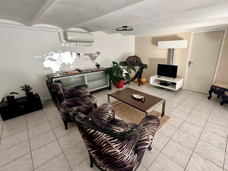TV and multimedia, Living room, Seating area, air conditioner