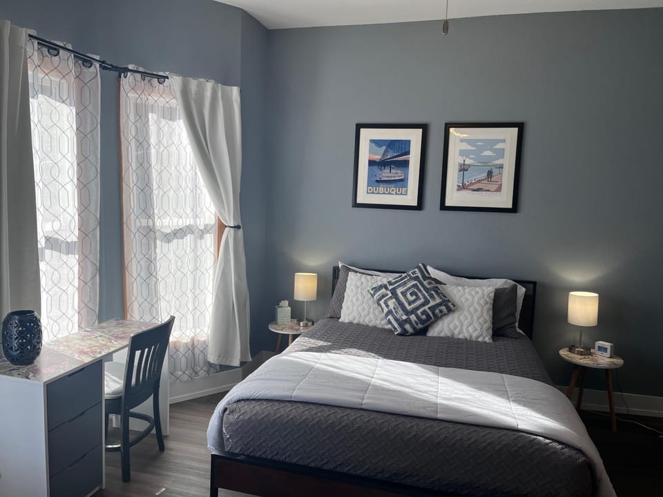 Bedroom, fireplace